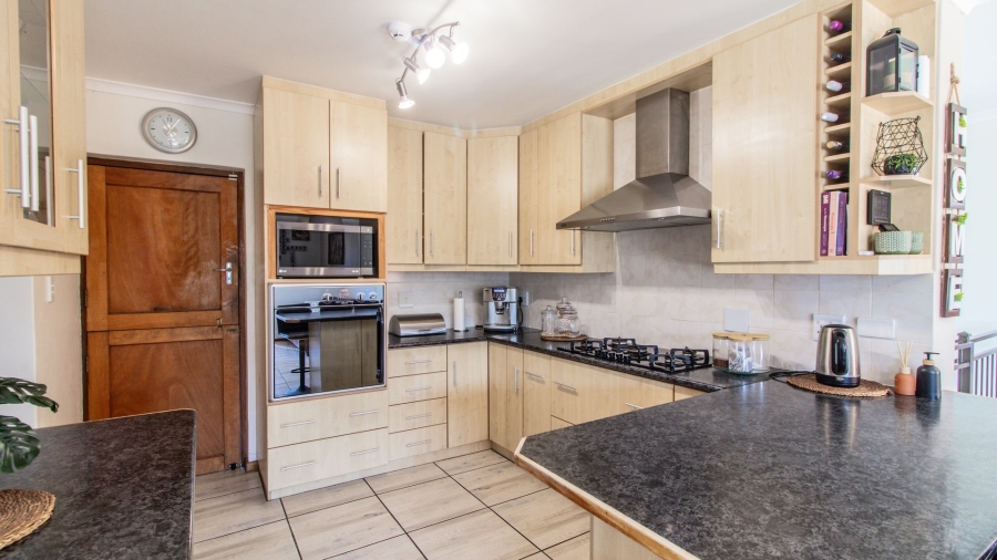 4 Bedroom Property for Sale in Middedorp Western Cape